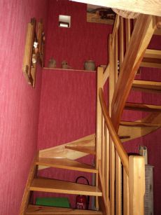 l' escaliers qui mène aux chambres